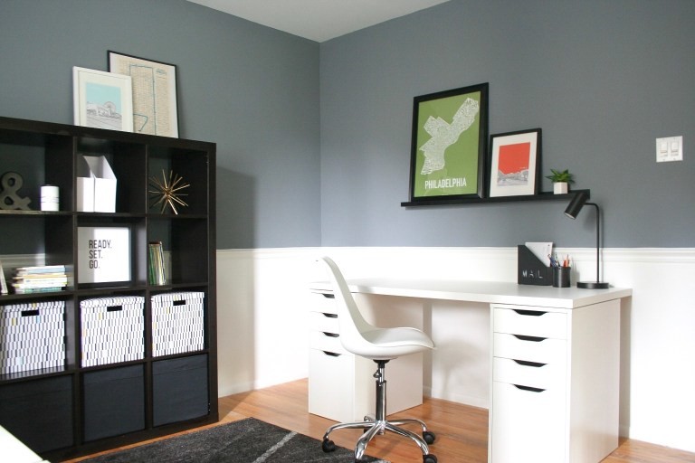 Inredning av ett modernt mellanstort hobbyrum, med blå väggar, mellanmörkt trägolv, ett fristående skrivbord och brunt golv