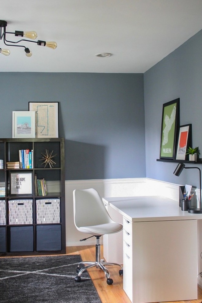 Inspiration pour un bureau atelier minimaliste de taille moyenne avec un mur bleu, un sol en bois brun, aucune cheminée, un bureau indépendant et un sol marron.