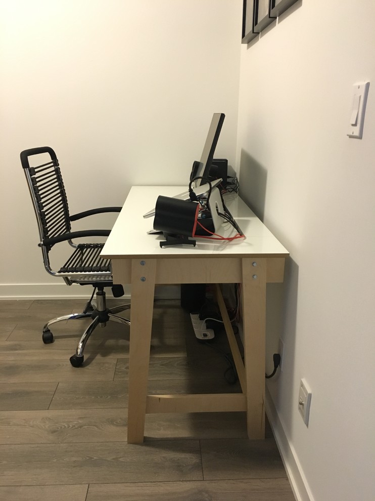 Kleines Modernes Arbeitszimmer mit Arbeitsplatz, weißer Wandfarbe, dunklem Holzboden und freistehendem Schreibtisch in Toronto