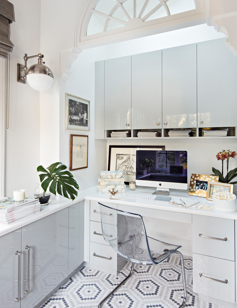 Inspiration pour un petit bureau traditionnel avec aucune cheminée, un mur blanc, un bureau intégré et un sol multicolore.