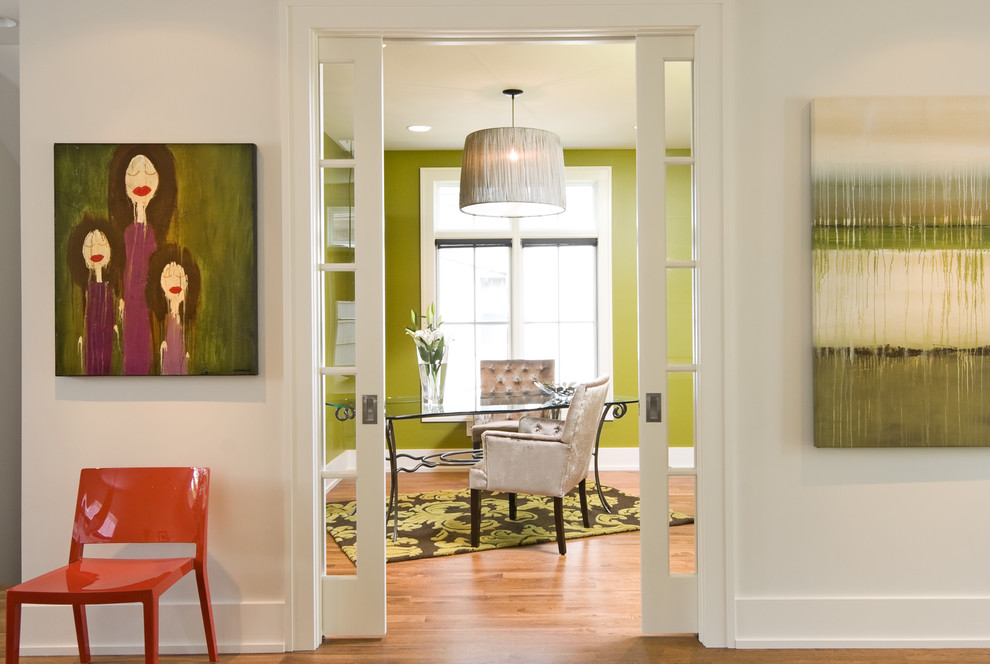 На фото: кабинет в современном стиле с зелеными стенами, паркетным полом среднего тона и отдельно стоящим рабочим столом