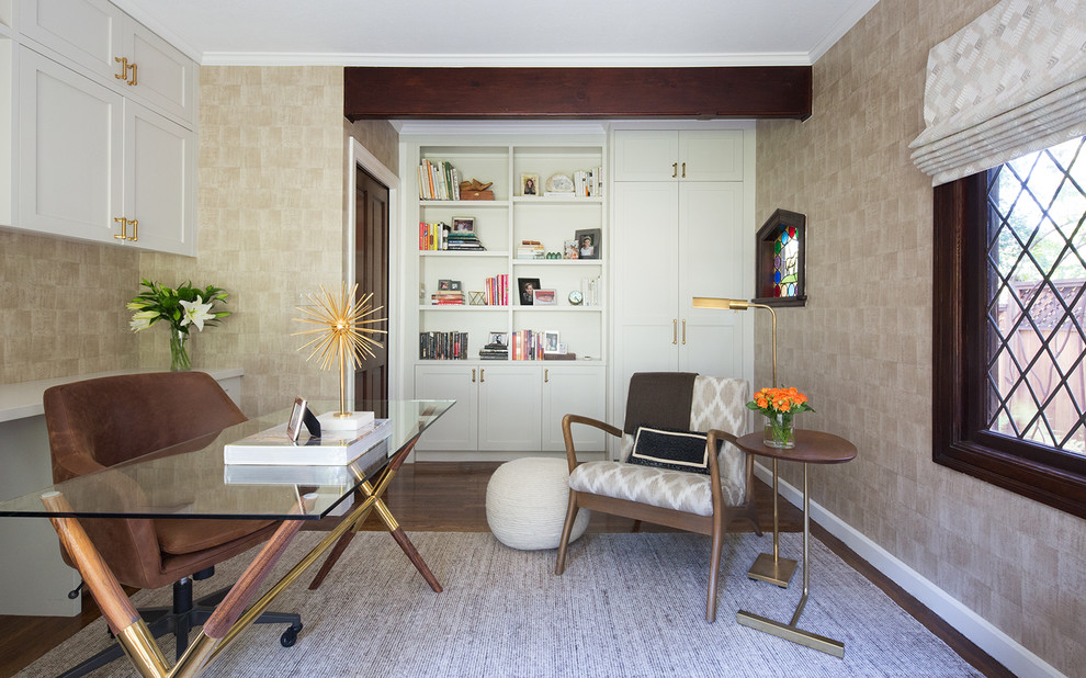 Inspiration pour un bureau minimaliste de taille moyenne avec un mur beige, parquet foncé, un bureau indépendant et un sol gris.