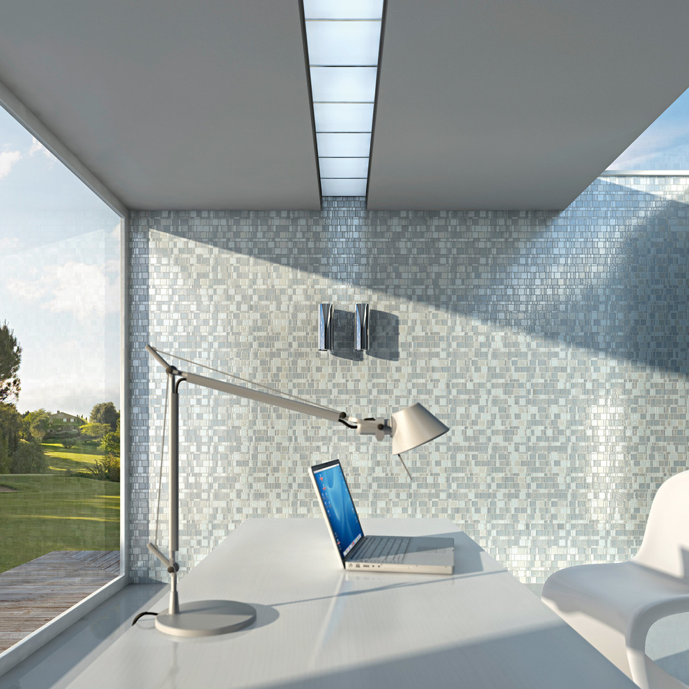 Стильный дизайн: кабинет среднего размера в стиле модернизм с серыми стенами и отдельно стоящим рабочим столом - последний тренд