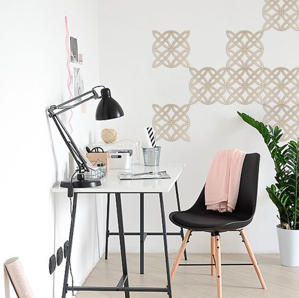 Immagine di un piccolo studio moderno con pareti bianche, scrivania autoportante e pavimento beige