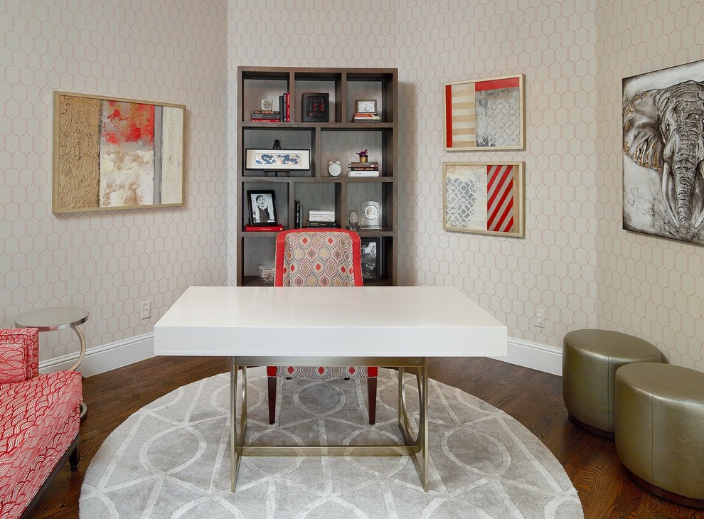 Diseño de despacho contemporáneo pequeño sin chimenea con paredes blancas, suelo de madera en tonos medios, escritorio independiente y suelo marrón