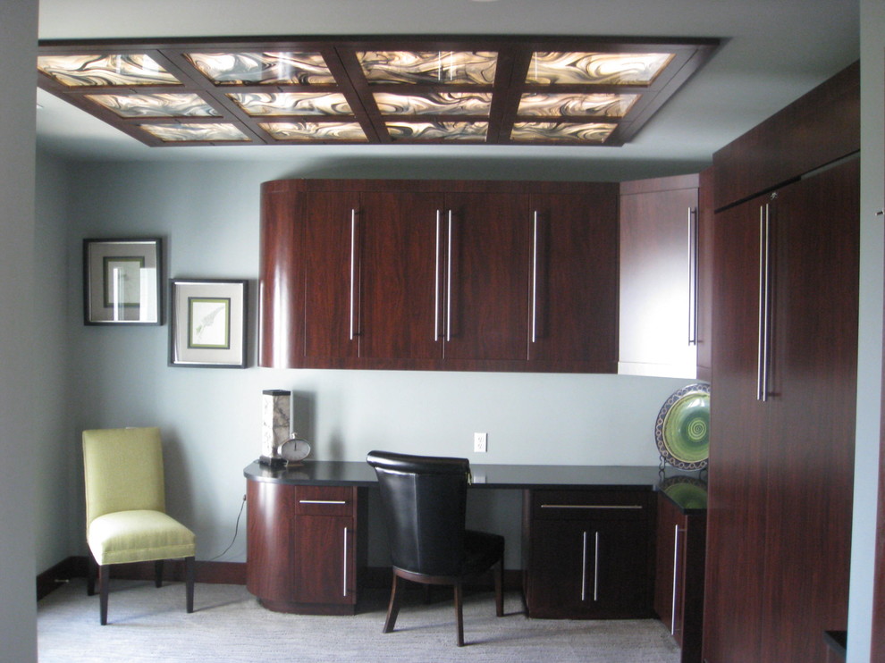 Идея дизайна: кабинет среднего размера в стиле модернизм с синими стенами, ковровым покрытием и встроенным рабочим столом