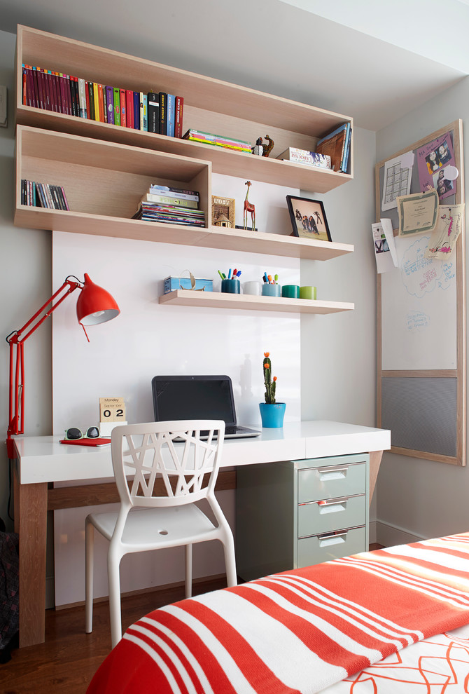 Kleines Klassisches Arbeitszimmer mit Arbeitsplatz, weißer Wandfarbe, braunem Holzboden und freistehendem Schreibtisch in Montreal