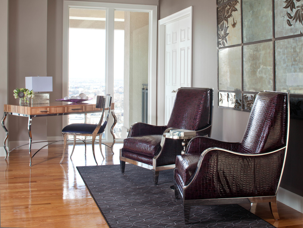 Imagen de despacho actual con paredes beige, suelo de madera en tonos medios y escritorio independiente