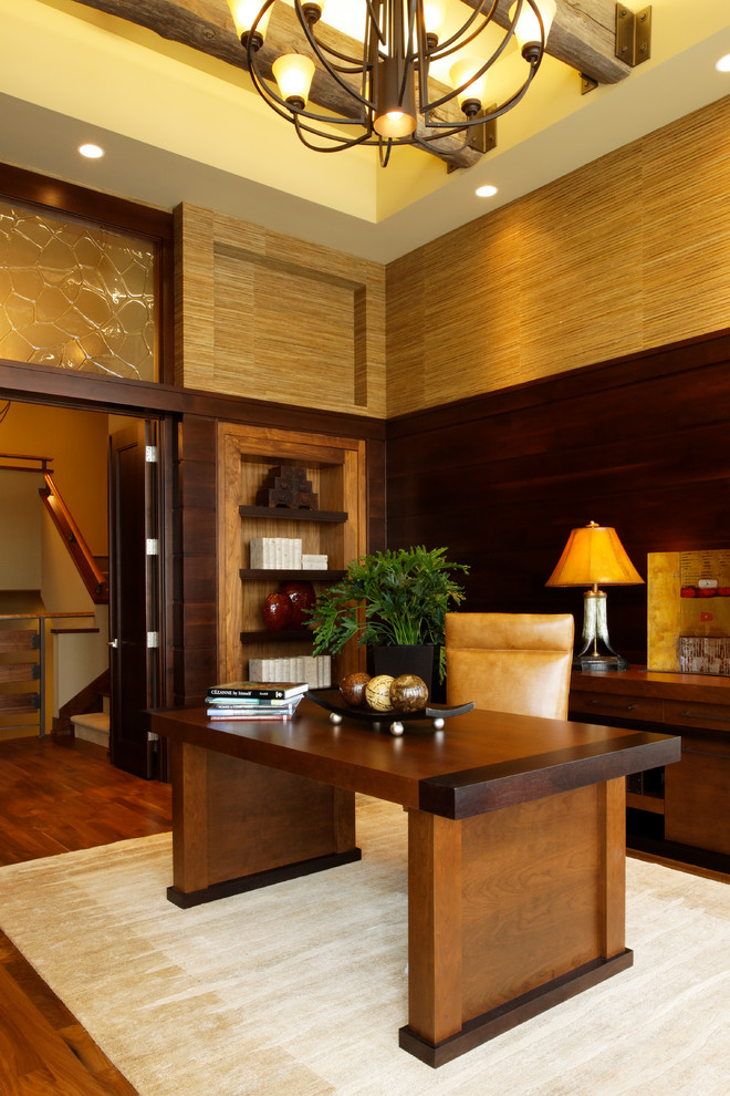 Inspiration pour un très grand bureau design avec un mur beige, un sol en bois brun et un bureau indépendant.