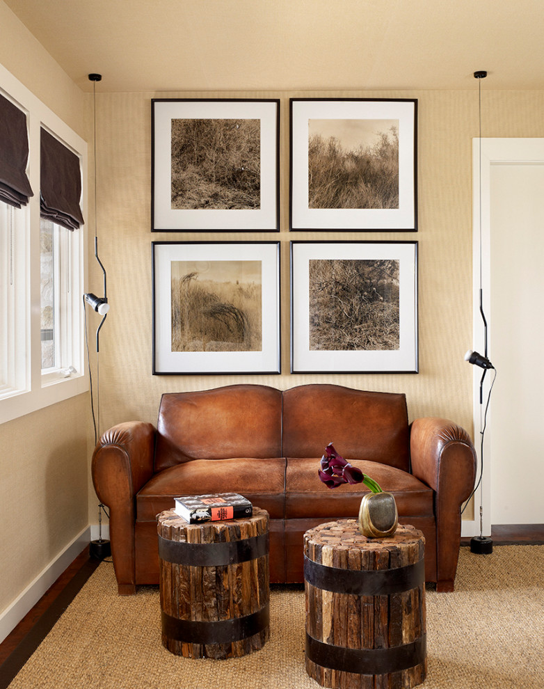 Cette image montre un bureau vintage avec un mur beige, parquet foncé et du papier peint.