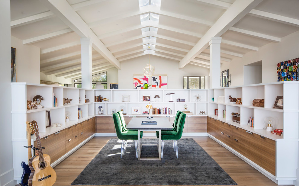 Foto de despacho retro sin chimenea con paredes blancas, escritorio independiente y suelo de madera clara