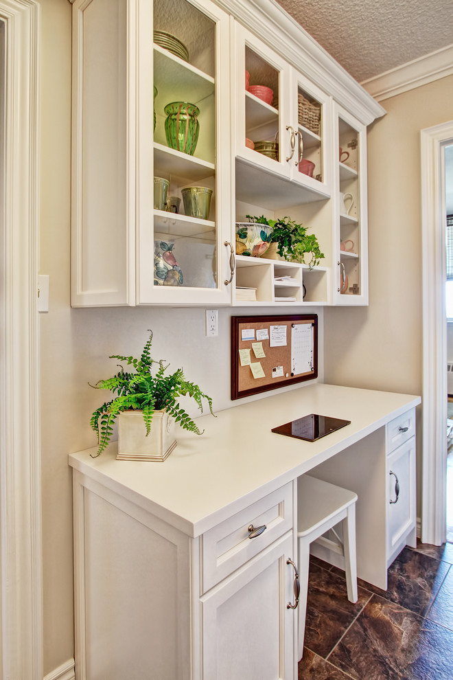 Cette image montre un petit bureau traditionnel avec un sol en linoléum, un mur beige et un bureau intégré.