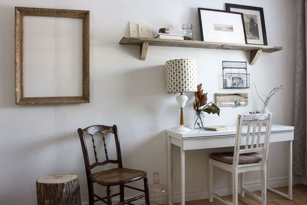 Стильный дизайн: кабинет в стиле рустика с белыми стенами и отдельно стоящим рабочим столом - последний тренд