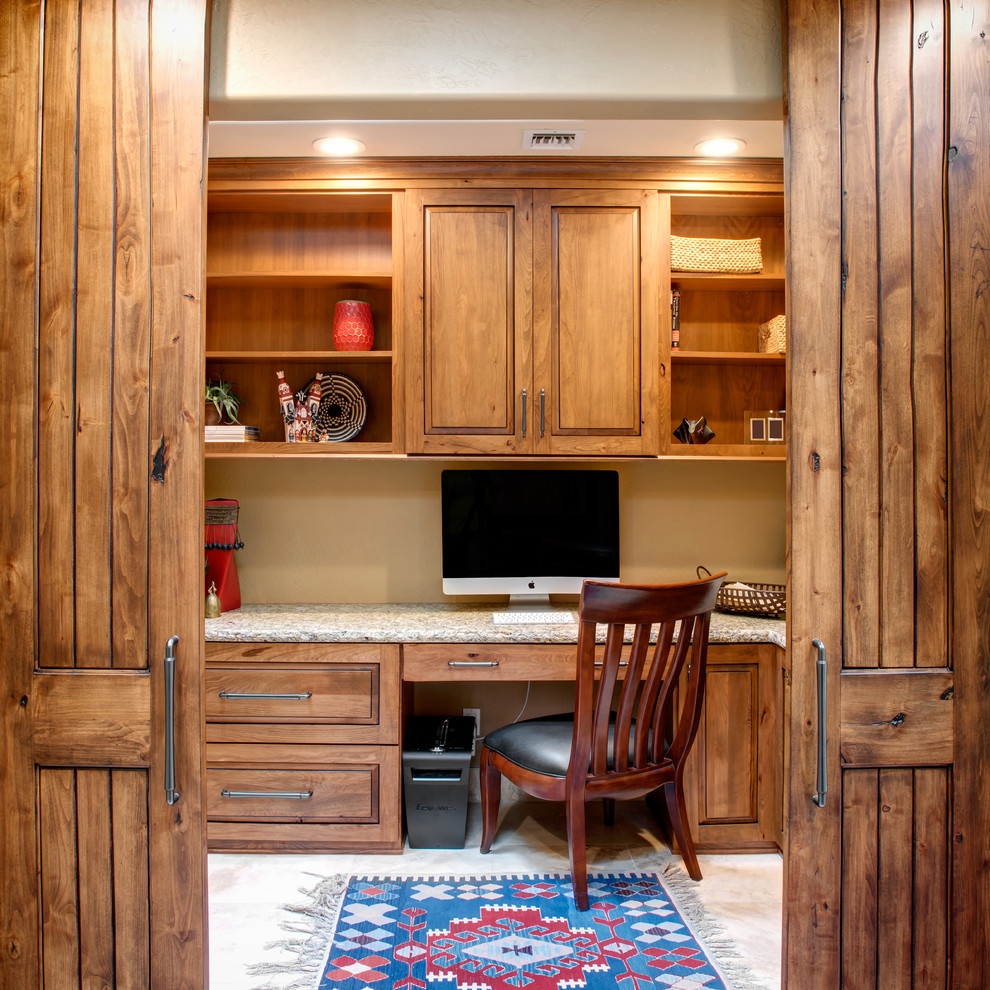 Kleines Uriges Arbeitszimmer ohne Kamin mit beiger Wandfarbe, Travertin und Einbau-Schreibtisch in Phoenix