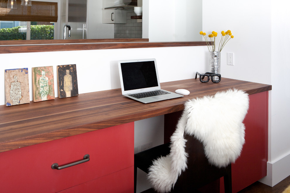 Стильный дизайн: кабинет в стиле ретро с белыми стенами, темным паркетным полом и встроенным рабочим столом - последний тренд