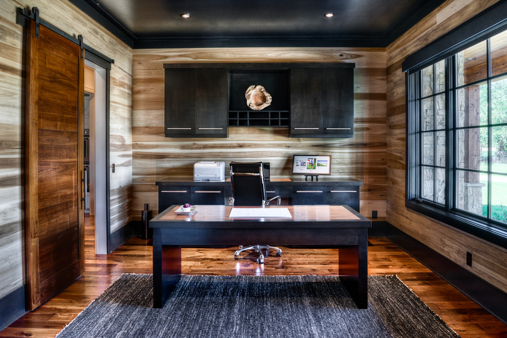 Esempio di un grande studio minimalista con pavimento in legno massello medio e scrivania autoportante