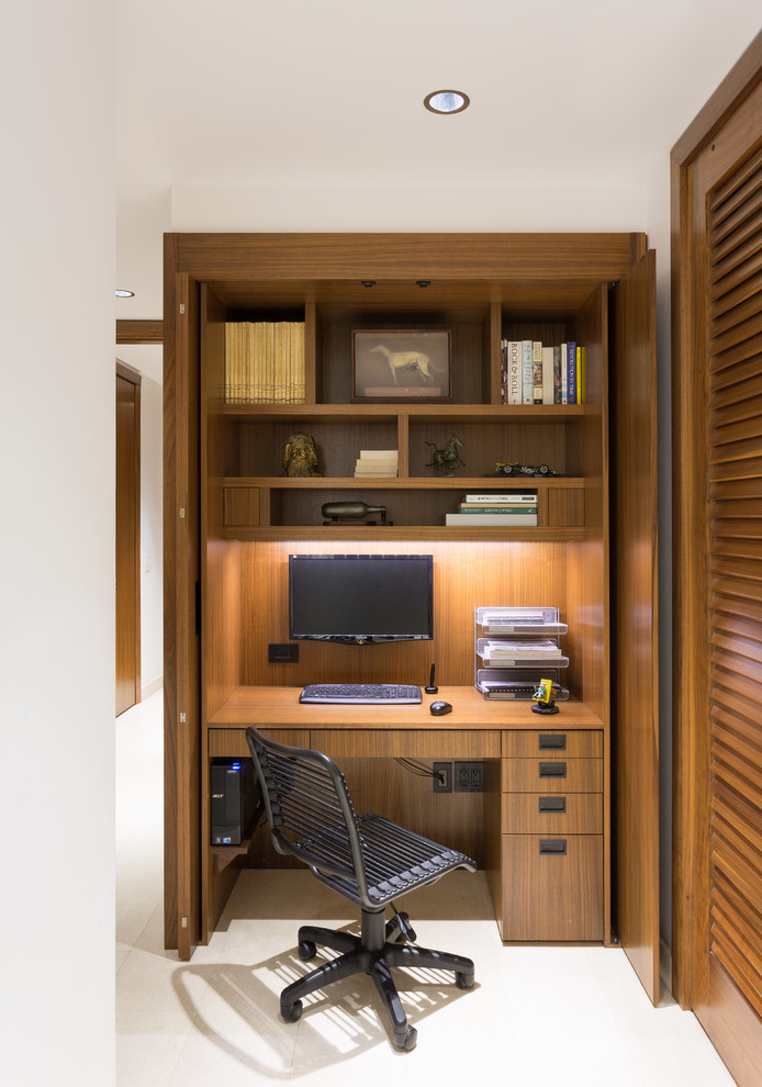Aménagement d'un bureau moderne de taille moyenne avec un mur blanc et un bureau intégré.