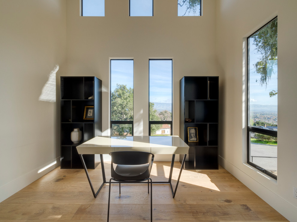 Идея дизайна: кабинет в стиле модернизм с белыми стенами и светлым паркетным полом
