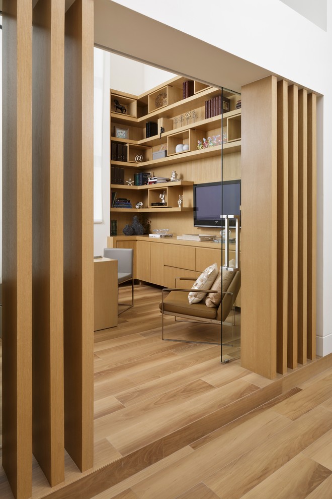Inspiration pour un bureau minimaliste de taille moyenne avec un mur blanc, un sol en bois brun, un bureau indépendant et un sol marron.