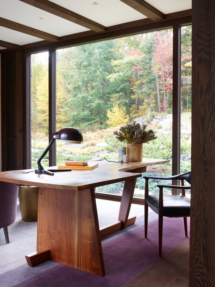 Diseño de despacho de estilo zen con moqueta, escritorio independiente y suelo violeta