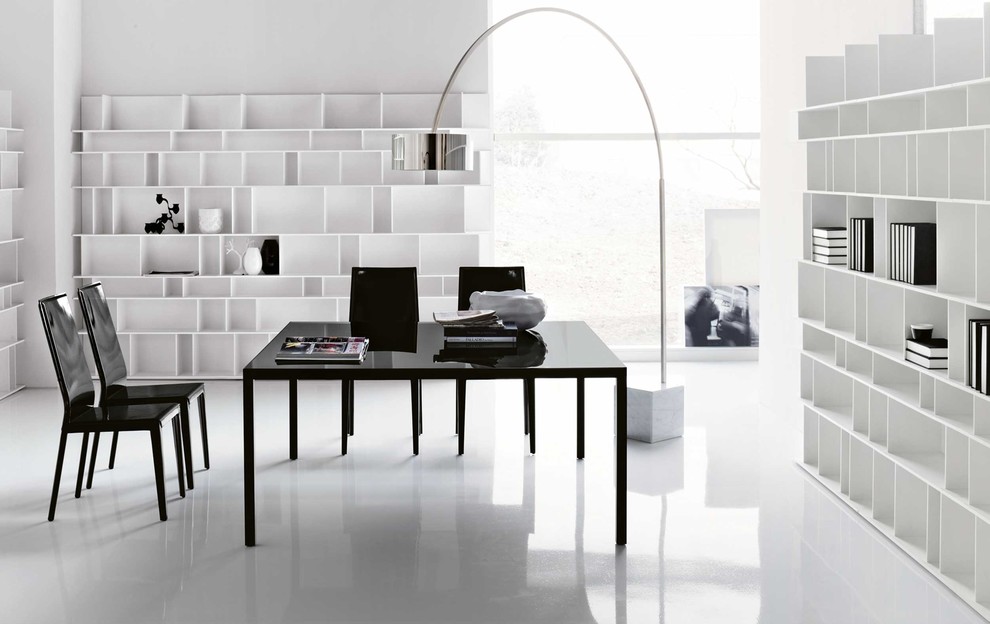 Ejemplo de despacho minimalista de tamaño medio sin chimenea con paredes blancas, suelo de mármol y escritorio independiente