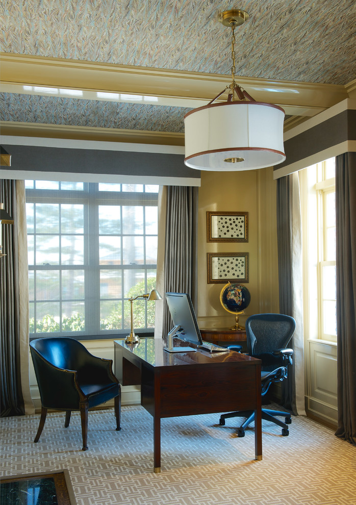 Пример оригинального дизайна: кабинет в классическом стиле с желтыми стенами, ковровым покрытием, отдельно стоящим рабочим столом и бежевым полом