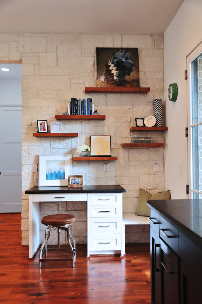 Ejemplo de despacho industrial pequeño con paredes beige, suelo de madera en tonos medios, escritorio independiente y suelo marrón