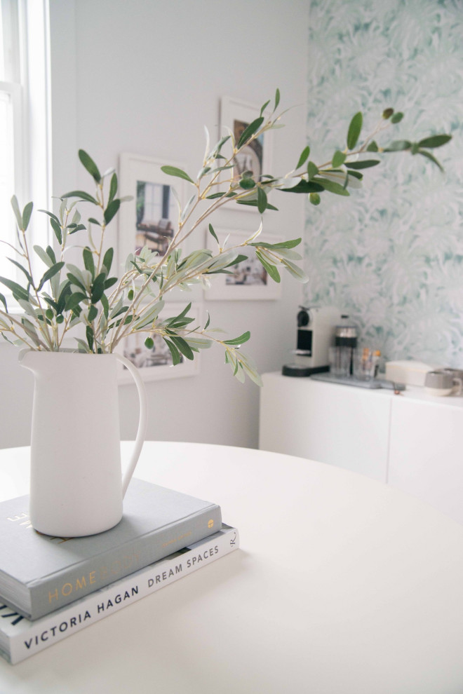 Imagen de estudio tropical de tamaño medio con paredes blancas, moqueta, escritorio independiente y suelo beige