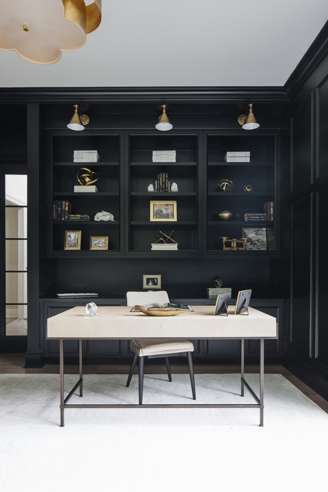 На фото: кабинет в стиле неоклассика (современная классика) с черными стенами и отдельно стоящим рабочим столом с