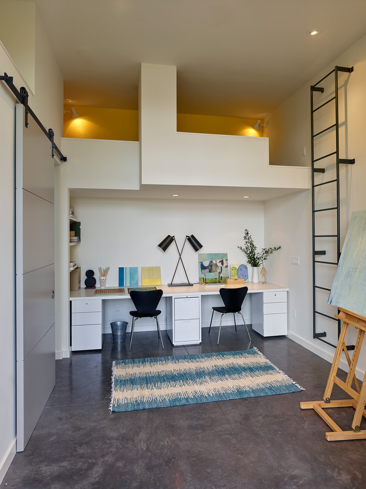 Mittelgroßes Modernes Nähzimmer mit beiger Wandfarbe, Betonboden, Einbau-Schreibtisch und grauem Boden in San Francisco