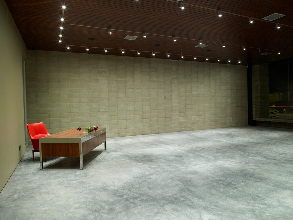 Inspiration pour un très grand bureau minimaliste de type studio avec un mur beige, un bureau indépendant, aucune cheminée et un sol gris.