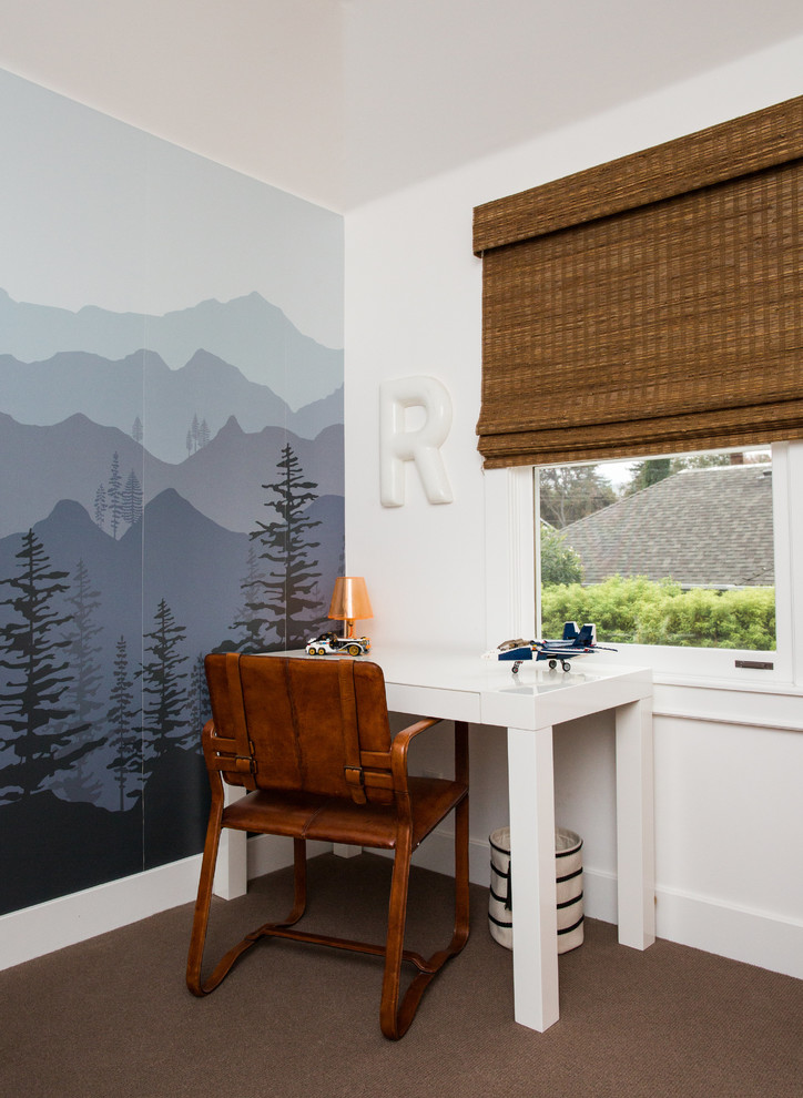 На фото: кабинет в современном стиле с белыми стенами, ковровым покрытием, отдельно стоящим рабочим столом и коричневым полом с
