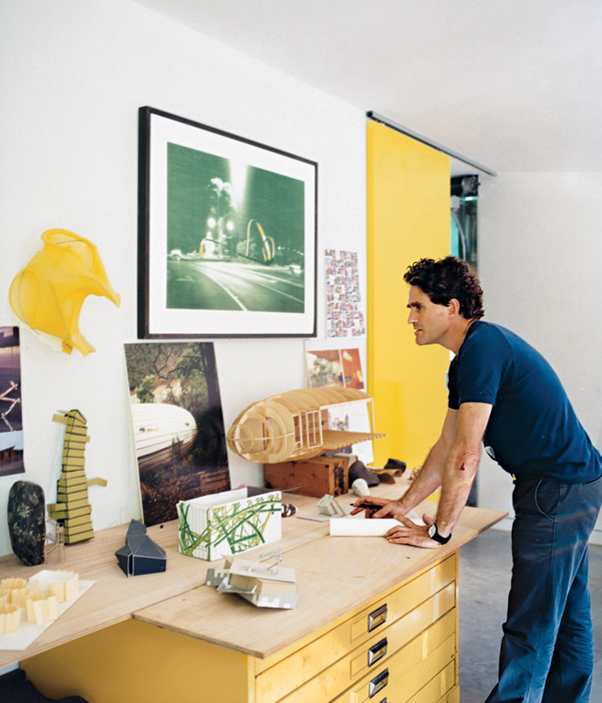 Inredning av ett modernt mellanstort hemmastudio, med vita väggar, betonggolv och ett inbyggt skrivbord