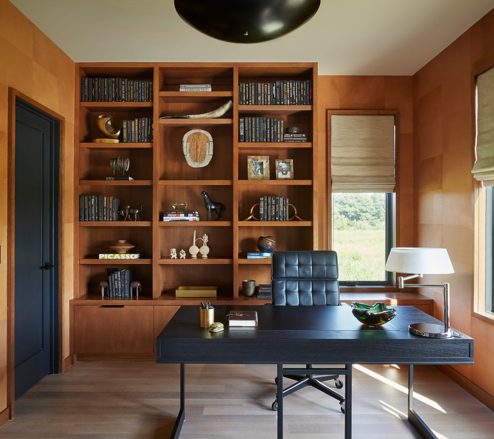 На фото: большой кабинет в современном стиле с коричневыми стенами, светлым паркетным полом, отдельно стоящим рабочим столом, коричневым полом и деревянными стенами без камина с