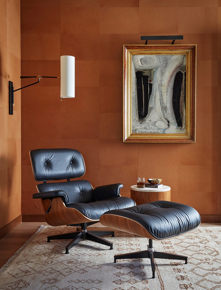 Diseño de despacho moderno grande con paredes marrones, suelo de madera clara, escritorio independiente y suelo marrón