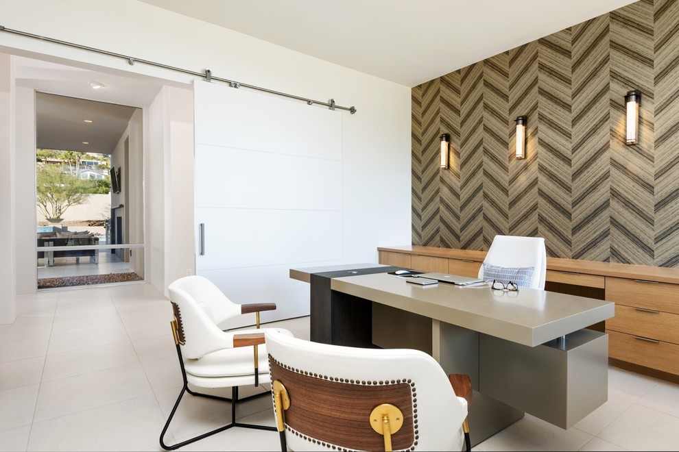 Mittelgroßes Modernes Arbeitszimmer ohne Kamin mit Arbeitsplatz, weißer Wandfarbe, Porzellan-Bodenfliesen und freistehendem Schreibtisch in Phoenix