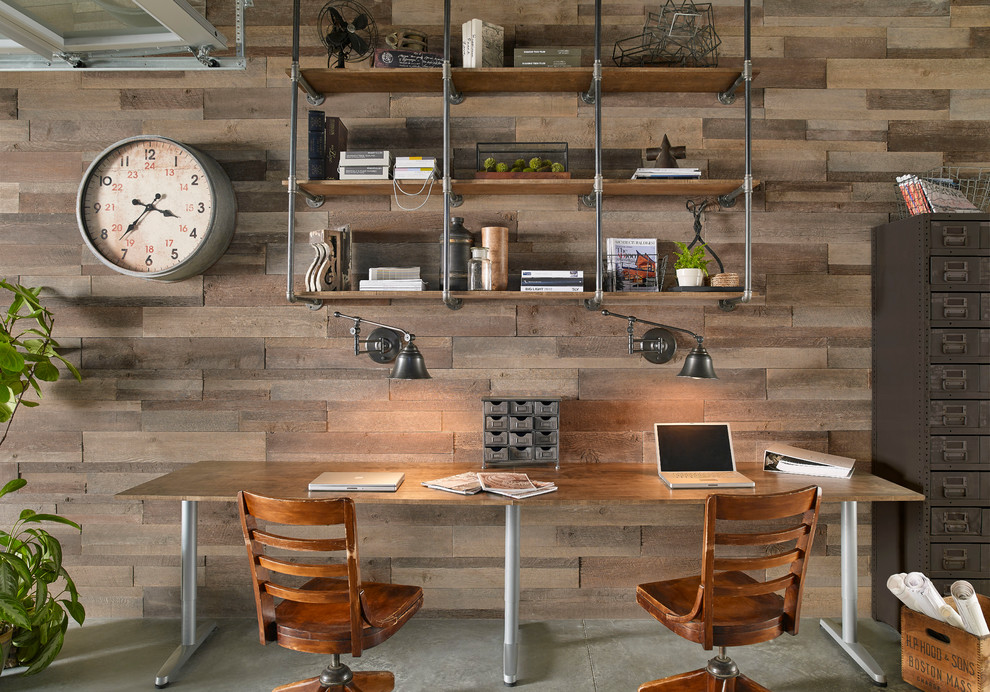 Diseño de despacho urbano grande con suelo de cemento, escritorio independiente, suelo gris y paredes marrones
