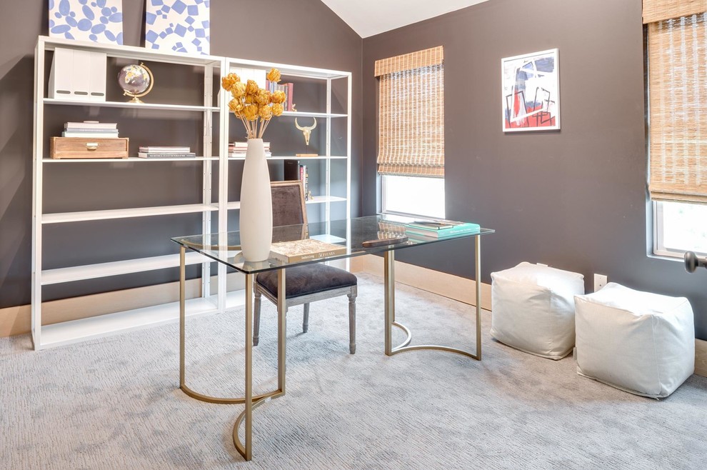 Ejemplo de despacho actual de tamaño medio sin chimenea con paredes beige, moqueta, escritorio independiente y suelo gris
