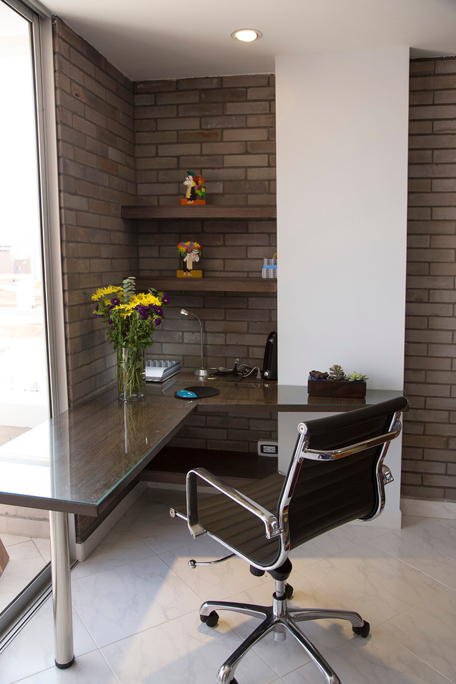 Cette image montre un petit bureau design avec un mur marron, un sol en carrelage de céramique et un bureau intégré.