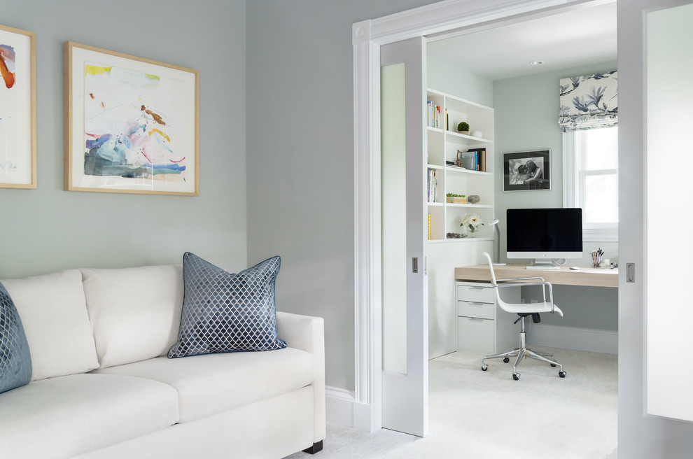 Стильный дизайн: кабинет в современном стиле с серыми стенами, встроенным рабочим столом и белым полом без камина - последний тренд