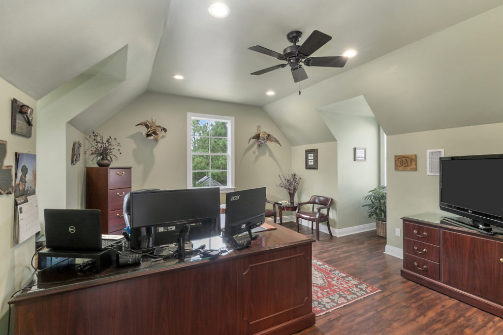 Idee per un ufficio tradizionale di medie dimensioni con pareti verdi, pavimento in legno massello medio, scrivania autoportante e pavimento marrone