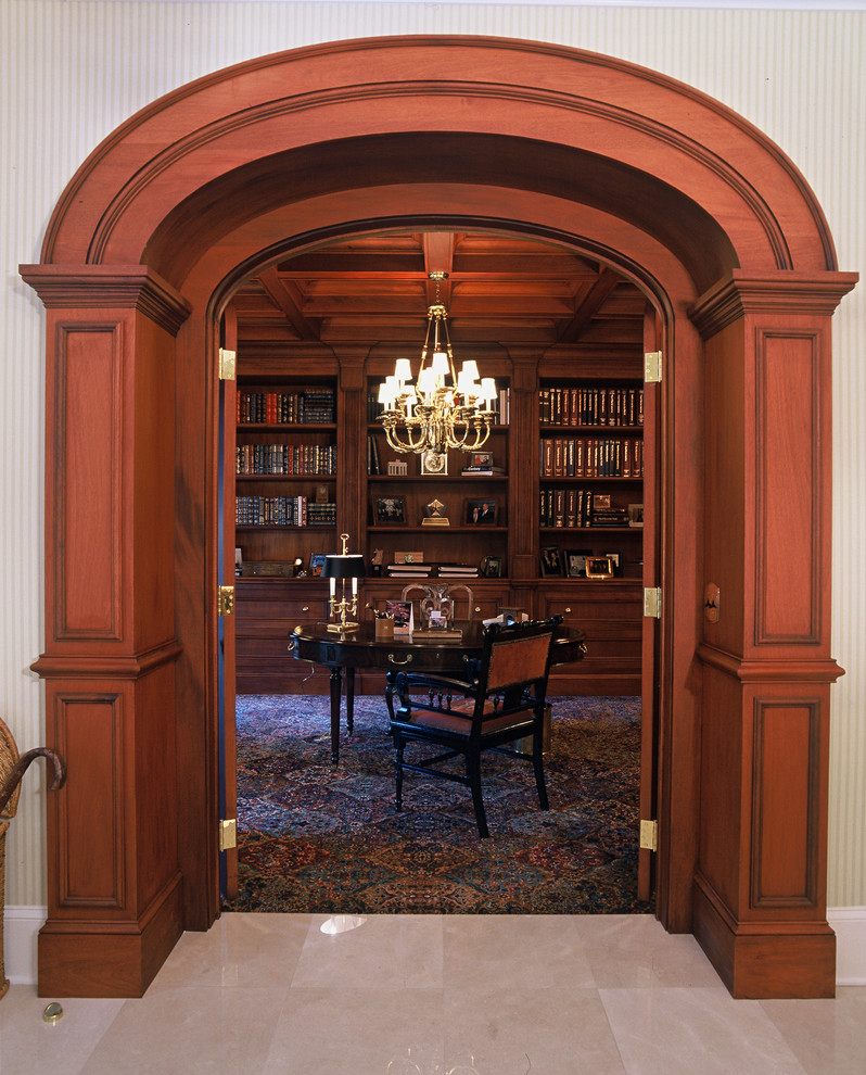 シャーロットにあるヴィクトリアン調のおしゃれなホームオフィス・書斎の写真