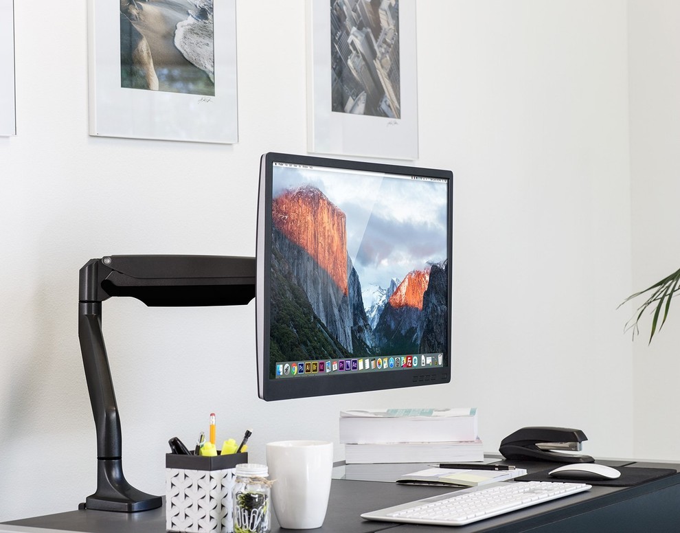 Esempio di un piccolo ufficio minimalista con scrivania autoportante