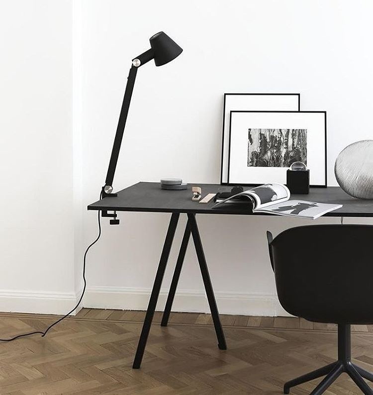 Idées déco pour un bureau contemporain de type studio avec un mur blanc, un sol en bois brun et un bureau indépendant.