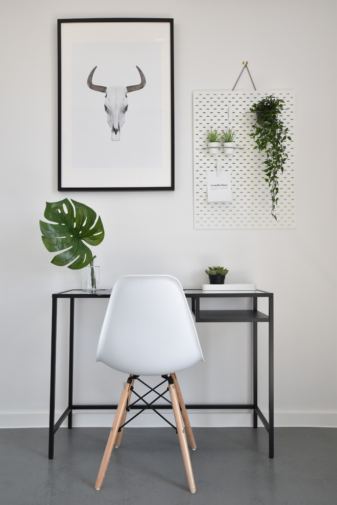 Foto di un piccolo ufficio scandinavo con pareti bianche, pavimento in laminato, scrivania autoportante e pavimento grigio