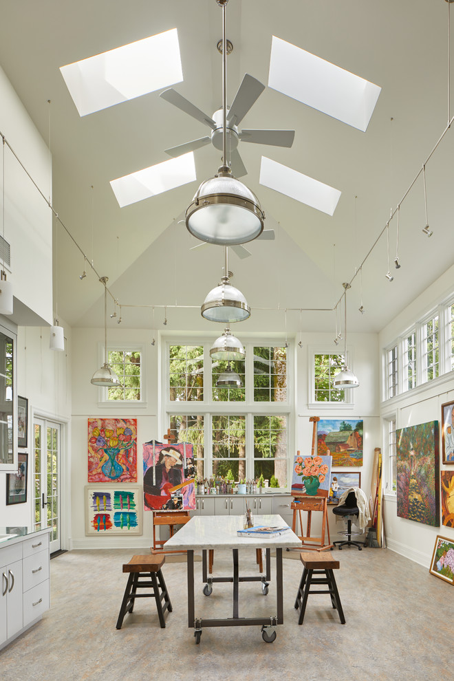 Cette image montre un bureau atelier traditionnel avec un mur blanc, aucune cheminée, un bureau indépendant et un sol multicolore.