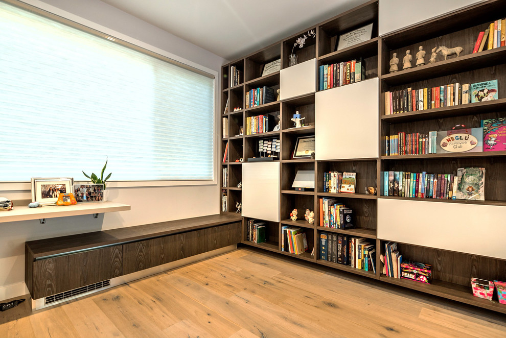 Idee per un grande ufficio design con pareti bianche, parquet chiaro e scrivania incassata