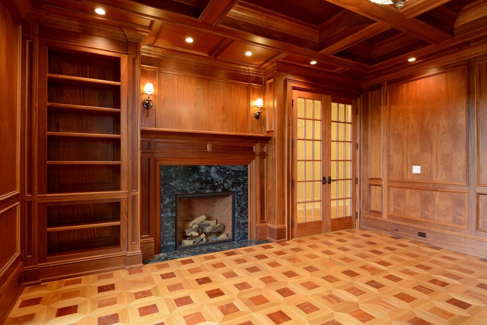 ボストンにある広いトラディショナルスタイルのおしゃれな書斎 (茶色い壁、淡色無垢フローリング、標準型暖炉、タイルの暖炉まわり) の写真