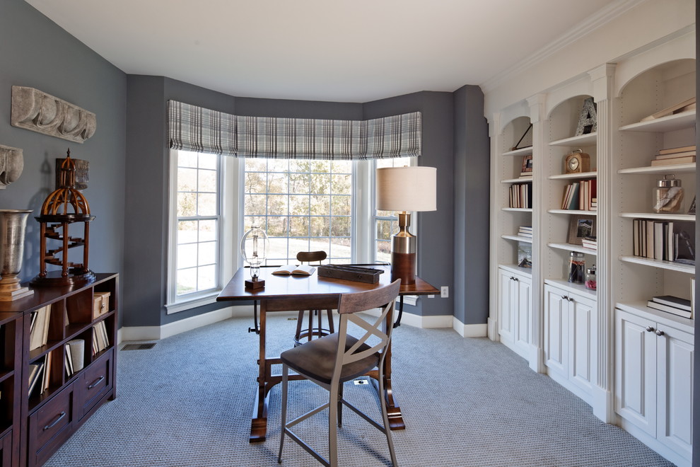Источник вдохновения для домашнего уюта: большое рабочее место в классическом стиле с серыми стенами, ковровым покрытием и отдельно стоящим рабочим столом без камина
