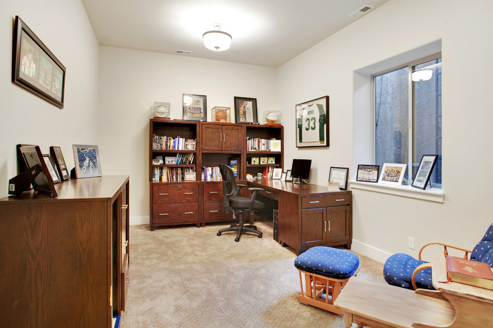 Immagine di uno studio stile americano di medie dimensioni con pareti beige, moquette, scrivania autoportante e pavimento beige